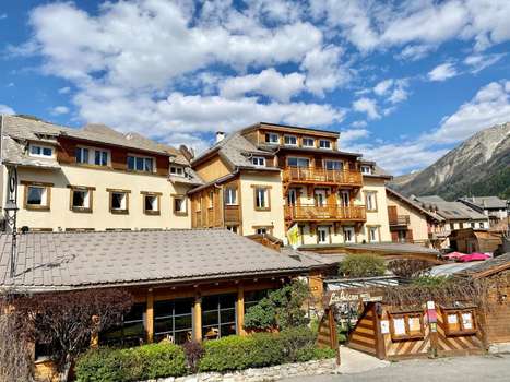 www.hotel-les-autanes.com