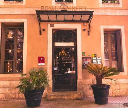 www.royalhotel-nimes.com