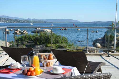 www.hotel-lesrochesblanches.com
