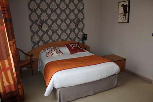 www.hoteldesducsalencon.com