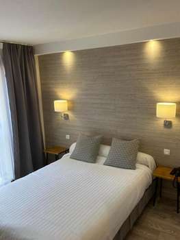 www.hoteldes4soleils.com