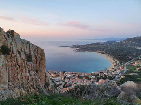 www.hotel-algajola-corsica.com