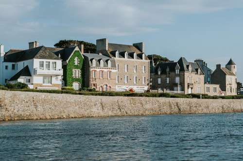 www.hotel-aux-tamaris.com