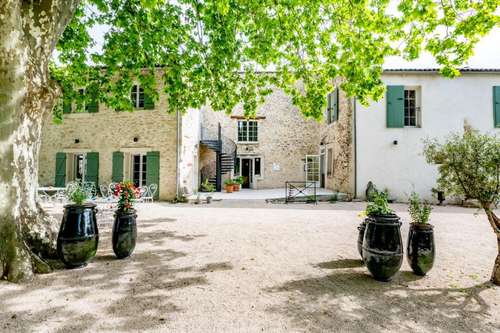 www.hotel-domainedestilleuls.com