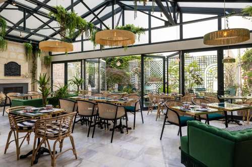 www.hotel-paris-laperle.com