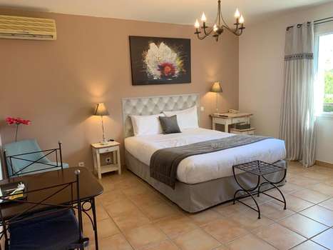 www.hotellesambres-roussillon.com