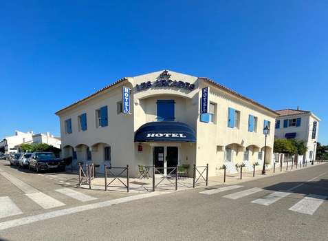 www.hotel-lesarcades.fr