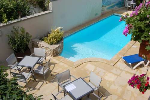 www.hoteltambour.com