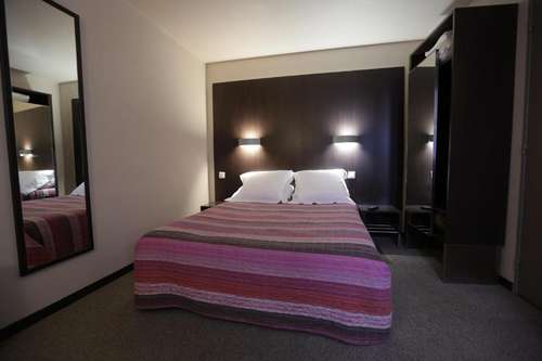 www.hotelpetitcaporal.com