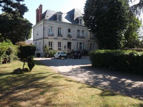 www.hotel-du-parc-sancoins.com