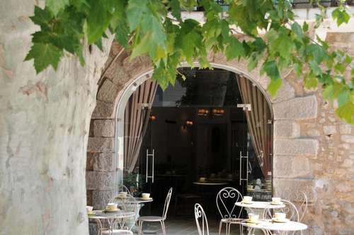 www.hotelvalleedelarc.com