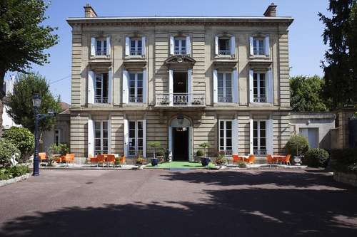 www.chateau-des-jacobins.com