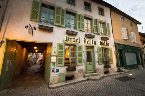 www.hotel-la-halle-nolay.com