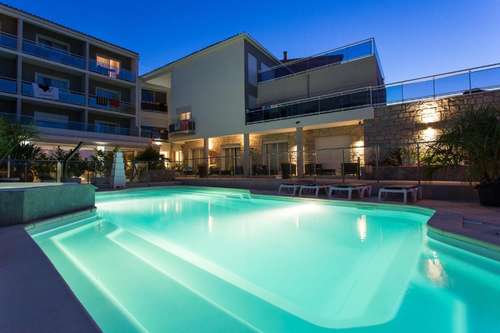 www.hotelrevellata.com