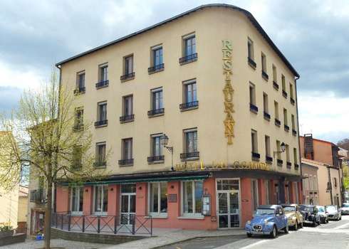 www.hotelducommerce-volvic.com