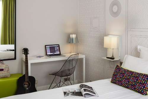 www.hotel-paris-vaugirard.com