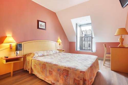 www.hoteldescarmesparis.com