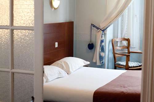 www.hotel-lechatel.com