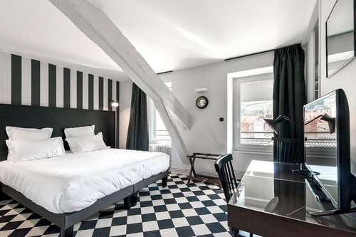 www.hoteldescarmes.fr