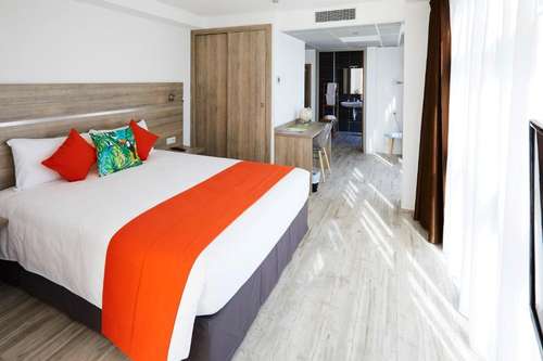 www.hotel-lagirafe.com