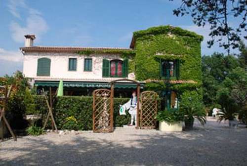 www.auberge-lesaromes.com