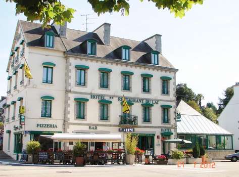 www.hoteldulac-huelgoat.com