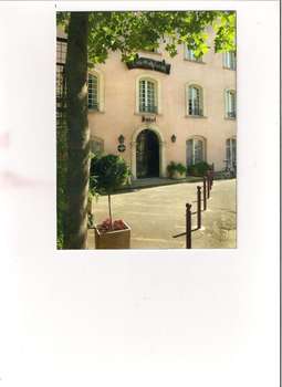 www.hotel-echevins.com