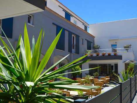 www.hotel-les-acacias.fr