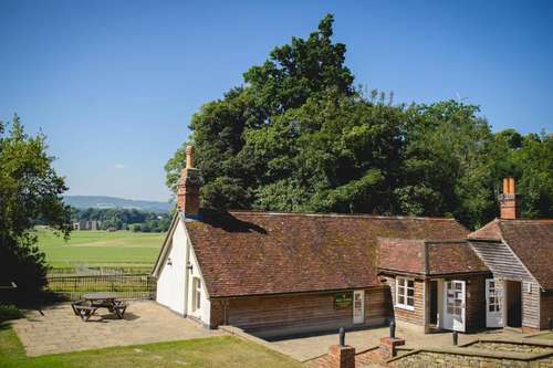 www.cowdray.co.uk