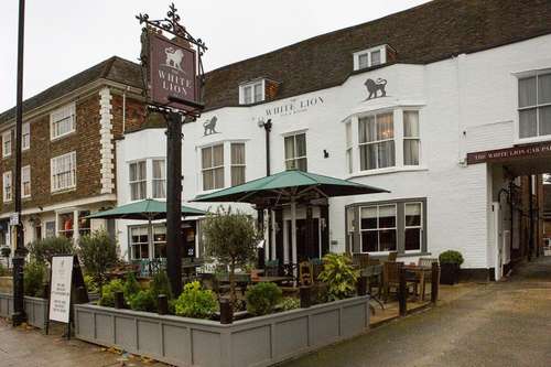 www.whiteliontenterden.com