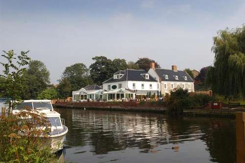 www.waveneyhousehotel.co.uk