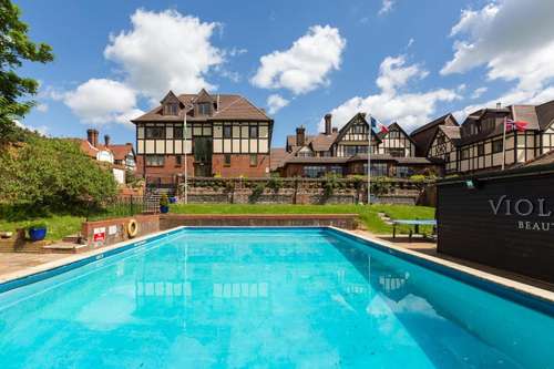 www.derougemontmanor.com