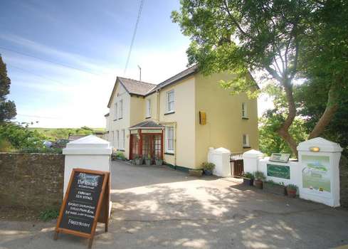 www.castlemeadhotel.com