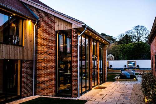 www.barasetbarn.co.uk