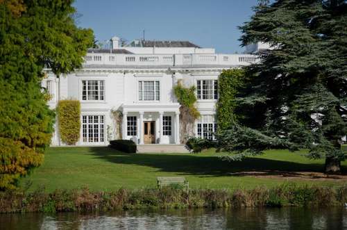 www.henleygreenlandshotel.com