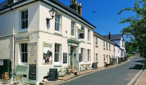 www.stationhousesouthbrent.com