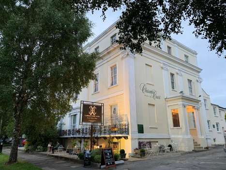 www.clarencecourthotel.com