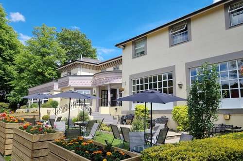 www.reigatemanor.co.uk