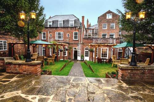 www.chequershotelnewbury.co.uk