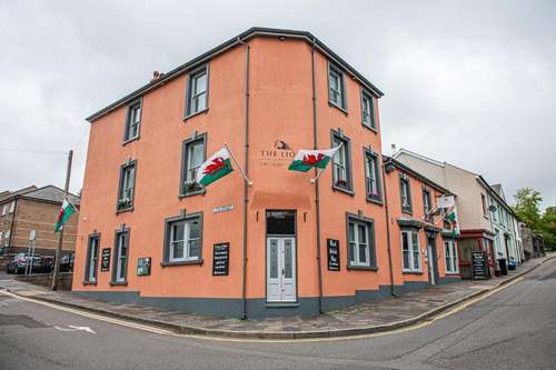 www.thelionhotelblaenavon.co.uk