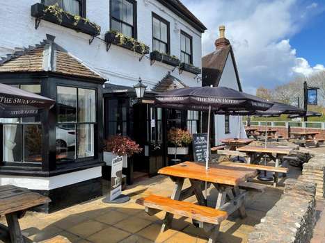 www.theswanhotelupton.co.uk