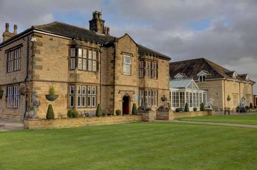 www.rogerthorpemanor.com