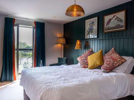 www.bridgehotelchertsey.com