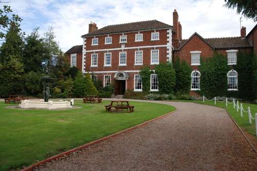 www.parkhousehotelshifnal.co.uk