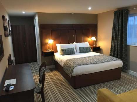 www.twinoakshotel.co.uk
