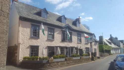 www.dragoninncrickhowell.com