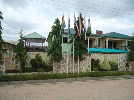 www.dokuaroyalhotelgh.com