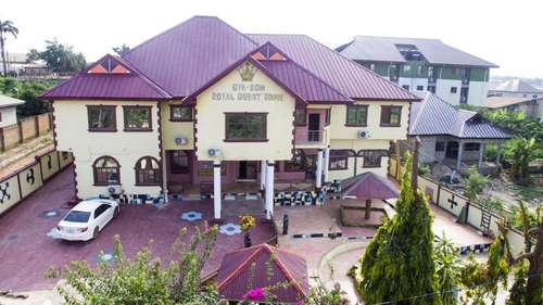 www.gyasonroyalguesthouse.com