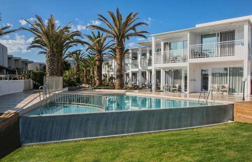 www.happydayshotel.com