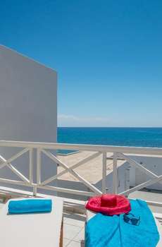 www.goldenmilosbeach.com